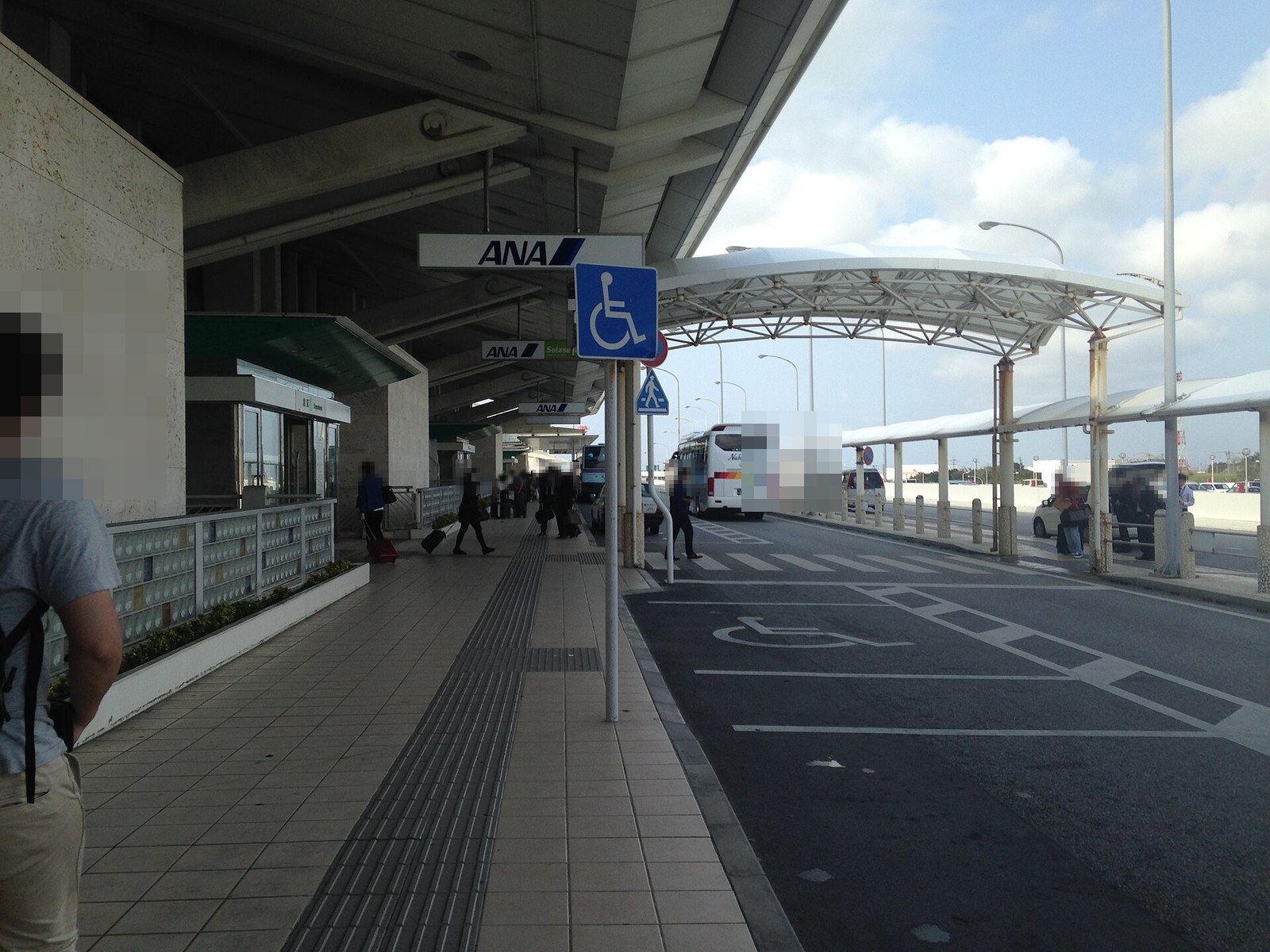 나하공항 도착 로비 또는 공항 외관