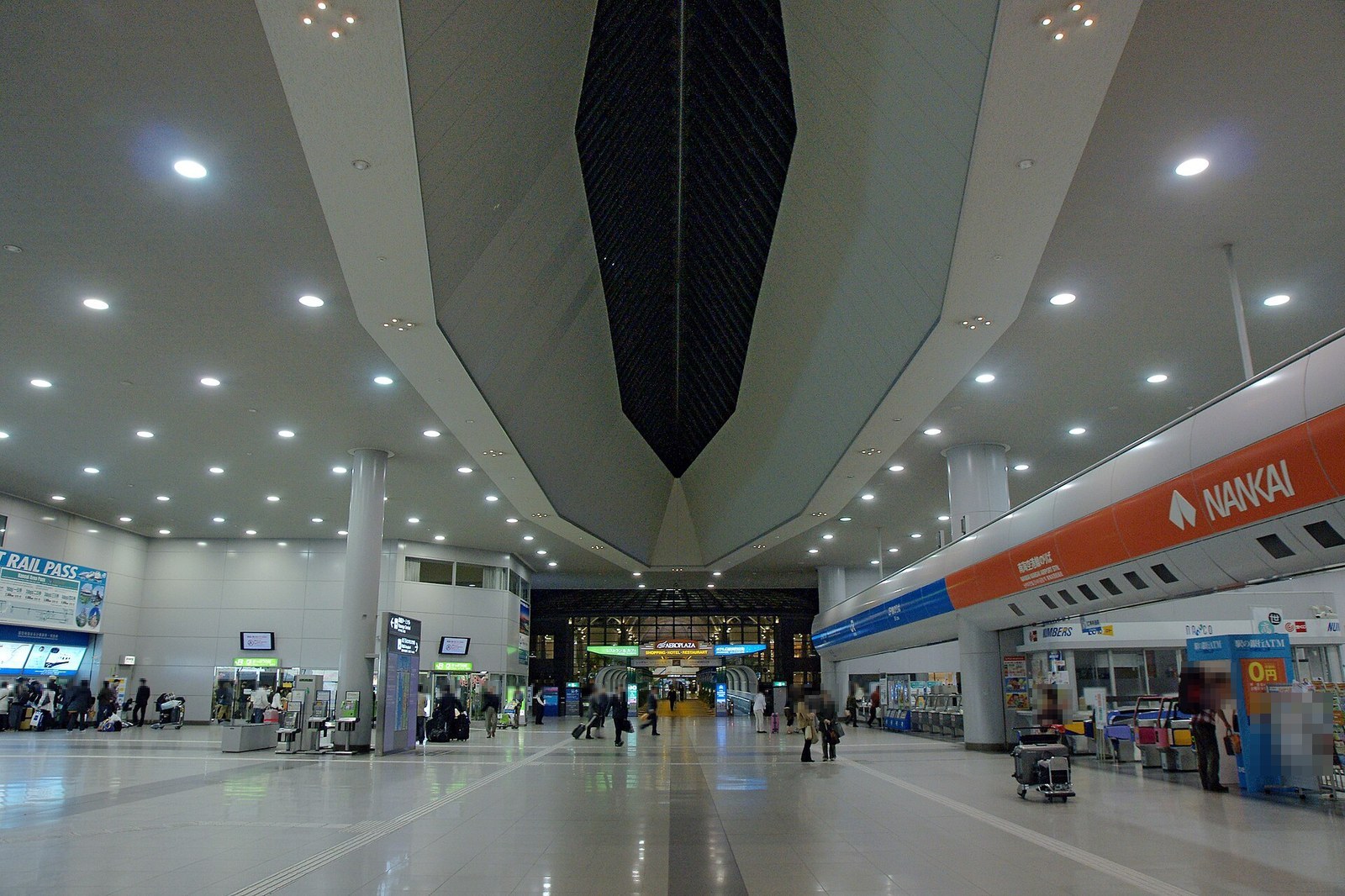 간사이공항 철도역(난카이·JR 개찰구가 나란히 보이는 장면)