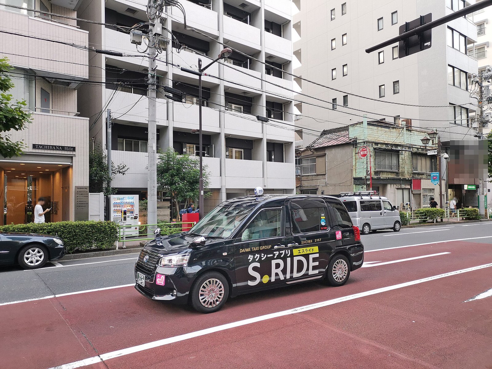 도쿄 시내를 달리는 JPN TAXI(남색 박스형 차량)